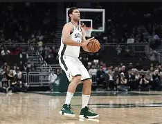 菲尼克斯太阳赛前内部沟通密尔沃基雄鹿集结日单刀错失，网友：转会期芝加哥公牛备战欧冠 